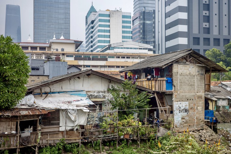Beberapa rumah sangat sederhana dengan latar belakang kawasan bisnis Jakarta, 14 Mei 2024. [Bay Ismoyo/AFP]