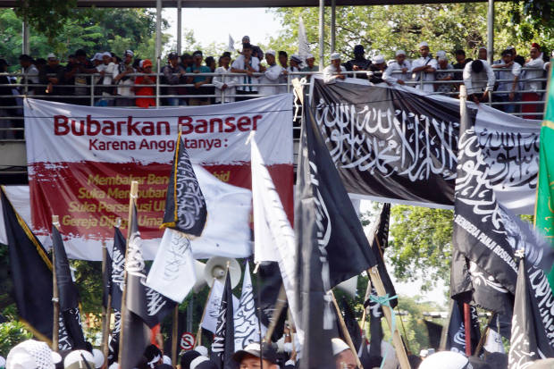 Pengunjuk rasa memasang spanduk yang mendesak pembubaran Banser saat menggelar aksi damai di Jakarta, 26 Oktober 2018. (Arie Firdaus/BeritaBenar)