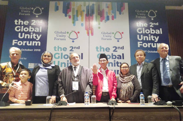 Para aktivis lintas negara “2nd Global Unity Forum” melakukan foto bersama usai menggelar jumpa pers di Yogyakarta, 26 Oktober 2018.