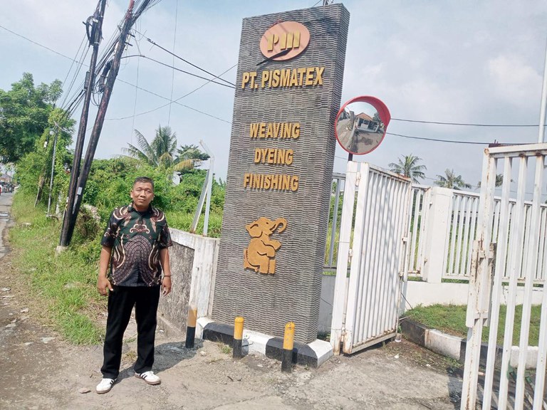 Muhammad Arif Rofiudin berdiri di depan pabrik tekstil tempat dulu dia bekerja di Pekalongan, Jawa Tengah, 1 Juli 2024. [Dok: Agus Triyanto]