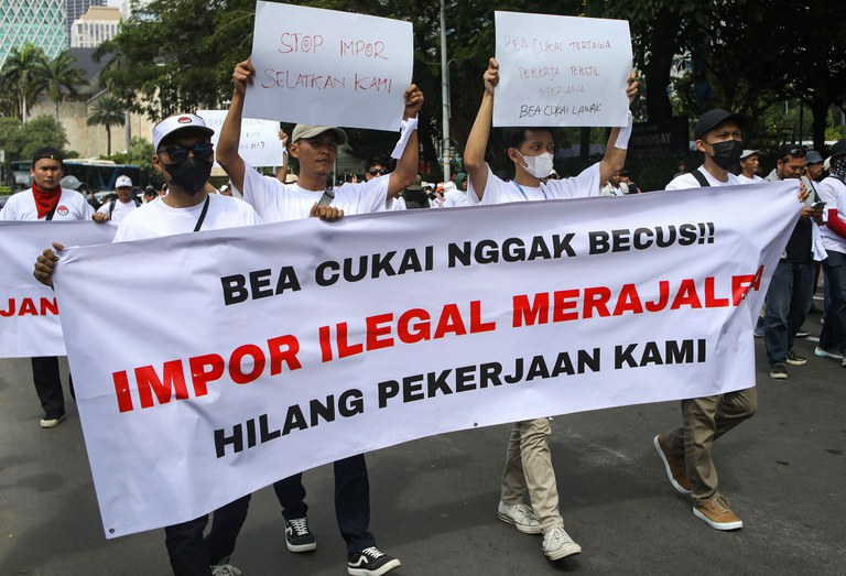 Massa dari Aliansi Industri Kecil Menengah (IKM) dan Pekerja Tekstil Indonesia menggelar aksi unjuk rasa di kawasan Patung Kuda, Jakarta, 27 Juni 2024. Aksi tersebut digelar untuk menuntut tanggung jawab pemerintah atas banyaknya pabrik tekstil yang gulung tikar hingga membuat warga kehilangan pekerjaan. [Eko Siswono Toyudho/BenarNews]