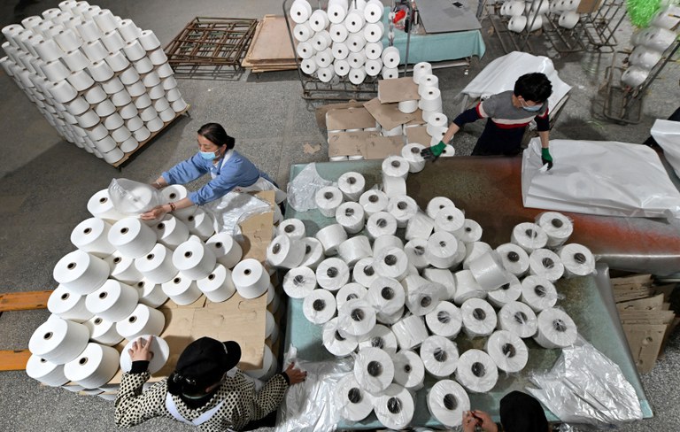 Paa karyawan di pabrik tekstil di Korla, Daerah Otonomi Uyghur Xinjiang, China, 1 April 2021. [cnsphoto via Reuters]