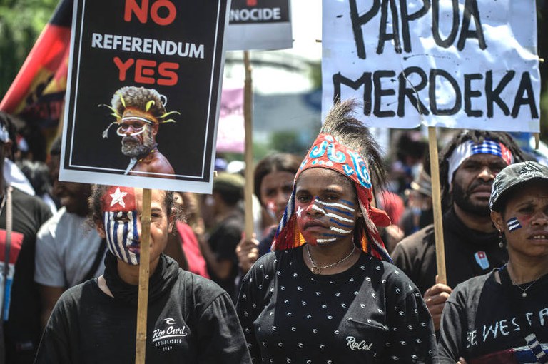 Aktivis Papua melakukan unjuk rasa di Surabaya, 1 Desember 2020, memperingati lahirnya Organisasi Papua Merdeka. [AFP]