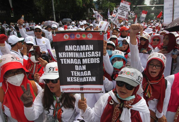 Ratusan tenaga medis dari 5 organisasi gelar unjuk rasa tolak RUU Kesehatan Ratusan tenaga medis dari 5 organisasi gelar unjuk rasa tolak RUU Kesehatan