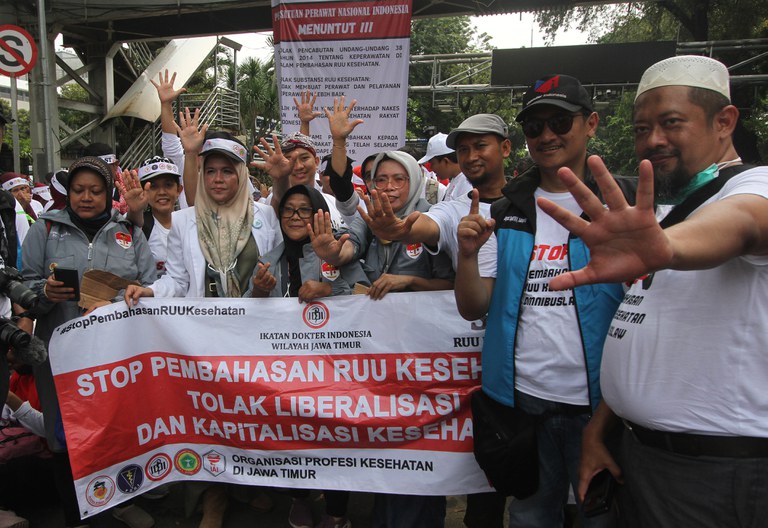Para tenaga medis mengikuti aksi penolakan Rancangan Undang-Undang Kesehatan di Jakarta, Senin, 8 Mei 2023. Mereka mengecam RUU Omnibus Law Kesehatan yang dinilai dibuat tanpa komunikasi transparan dan berisiko memperlemah perlindungan dan kepastian hukum bagi tenaga kesehatan. Tuduhan tersebut, namun demikian dibantah oleh Kementerian Kesehatan dan DPR. [Eko Siswono Toyudho/BenarNews]