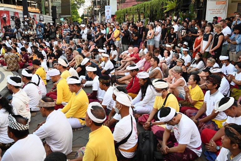 Masyarakat berkumpul untuk doa bersama bagi korban bom Bali 2002, dalam acara peringatan 20 tahun serangan bom yang menewaskan 202 orang, di Kuta, Bali, 12 Oktober 2022. [Sonny Tumbelaka/AFP]