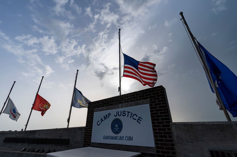 Bendera AS berkibar setengah tiang di Kamp Justice di Pangkalan Angkatan Laut Teluk Guantanamo, Kuba, 29 Agustus 2021. Foto telah ditinjau oleh pejabat militer AS, [Alex Brandon/AP].