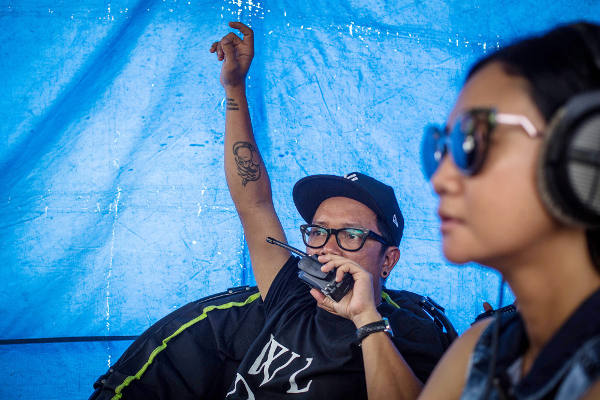 Sutradara Eugene Panji dan Mirna Paramitha saat syuting film “22 Menit” di Jalan Thamrin, Jakarta, 29 April 2018. (Afriadi Hikmal/BeritaBenar)