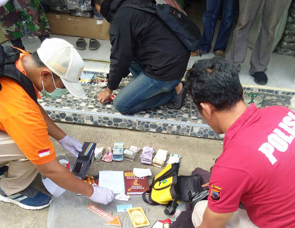 Polisi menggelar barang bukti yang disita dari lokasi terduga teroris ditangkap di Kabupaten Temanggung, Jawa Tengah, 1 Februari 2018. (Dok. Humas Polri)