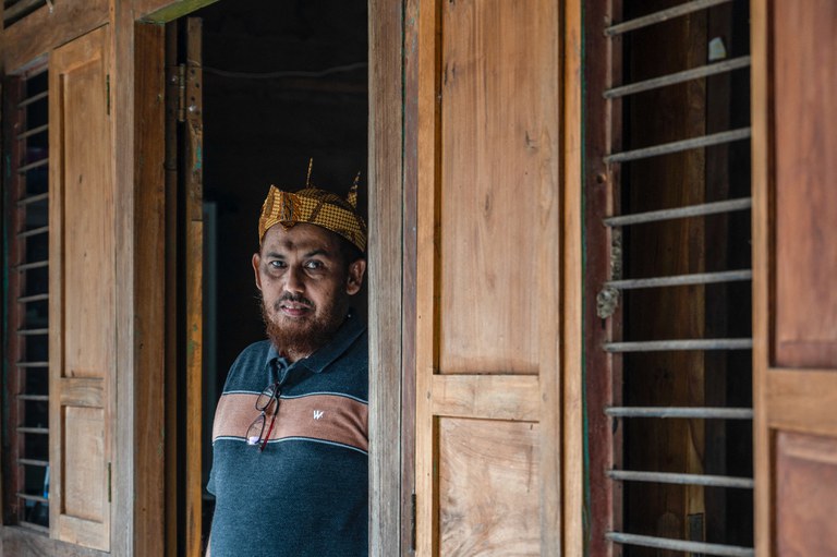 Umar Patek, salah satu pembuat bom dalam aksi terorisme di Bali tahun 2002 yang menewaskan 202 orang dan melukai ratusan lainnya, di rumahnya di desa Tenggulun di Kabupaten Lamongan, Jawa Timur, setelah dibebaskan lebih awal dari penjara, 13 Desember 2022. [Juni Kriswanto /AFP]