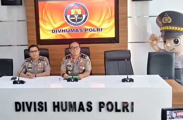 Kepala Biro Penerangan Masyarakat Divisi Humas Mabes Polri, Brigjen Pol Dedi Prasetyo (kanan) didampingi Kabag Penum Divhumas Polri Kombes Pol Asep Adi Saputra saat memberikan keterangan pers di Jakarta, 6 Mei 2019. (Rina Chadijah/BeritaBenar)
