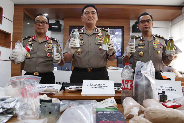 Kepala Divisi Humas Markas Besar Polri, Irjen. Pol. Muhammad Iqbal (tengah) didampingi Karo Penerangan Masyarakat Humas Mabes Polri Brigjen Pol. Dedi Prasetyo (kiri) dan Kabag Penum Divhumas Polri Kombes Pol Asep Adi Saputra (kanan) memperlihatkan barang bukti yang disita dari terduga teroris saat jumpa pers di Jakarta, 17 Mei 2019. (Keisyah Aprilia/BeritaBenar)
