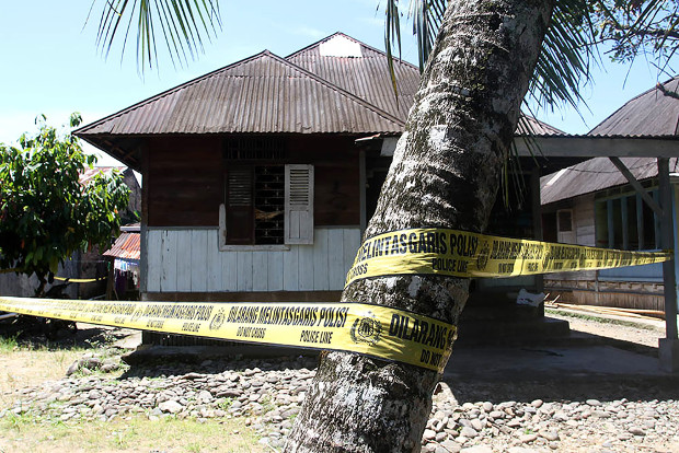 Rumah kontrakan terduga teroris di Kalumbuak, Padang, Sumatera Barat, yang dipasang garis polisi setelah digeledah, 13 Agustus 2018. (M. Sulthan Azzam/BeritaBenar)
