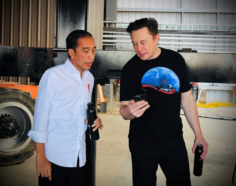 Presiden Indonesia Joko Widodo tampak mendengarkan informasi yang diberikan Elon Musk, pendiri dan CEO Tesla Motors, di lokasi peluncuran SpaceX di Boca Chica, Texas, 14 Mei 2022. [Laily Rachev/Istana Kepresidenan Indonesia/Handout via Reuters]