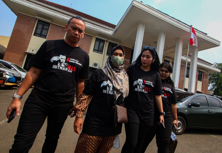 Fauziah (kedua dari kiri), ibu dari Imam Masykur, meninggalkan pengadilan militer di Jakarta Timur pada Senin, 11 Desember 2023, usai menghadiri sidang putusan terhadap pembunuh anaknya. [Eko Siswono Toyudho/BenarNews]