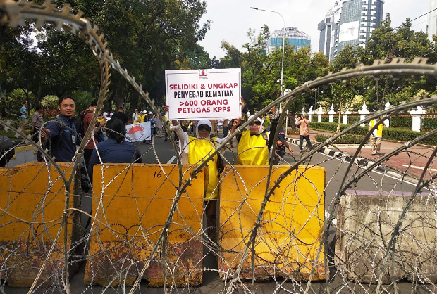Sejumlah pengunjuk rasa berusaha mendekati gedung Mahkamah Konstitusi di Jakarta saat sidang perdana penyelesaian sengketa hasil pemilu, 14 Juni 2019. (Rina Chadijah/BeritaBenar)