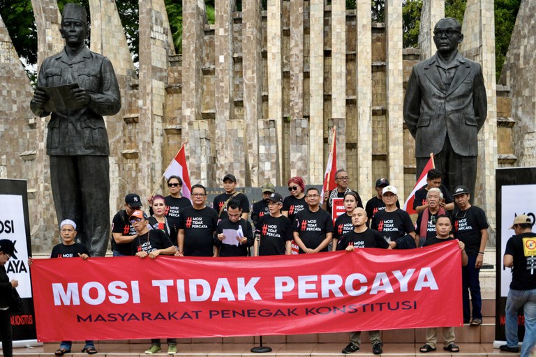 Aktivis berkumpul di depan Monumen Pahlawan Proklamator Sukarno-Hatta menuntut penolakan hasil pemilihan umum di mana berdasarkan hasil hitung cepat menyatakan Menteri Pertahanan Prabowo Subianto memenangkan pemilihan presiden Pemilu 2024, di Jakarta, pada 6 Maret 2024. [Bay Ismoyo/AFP]