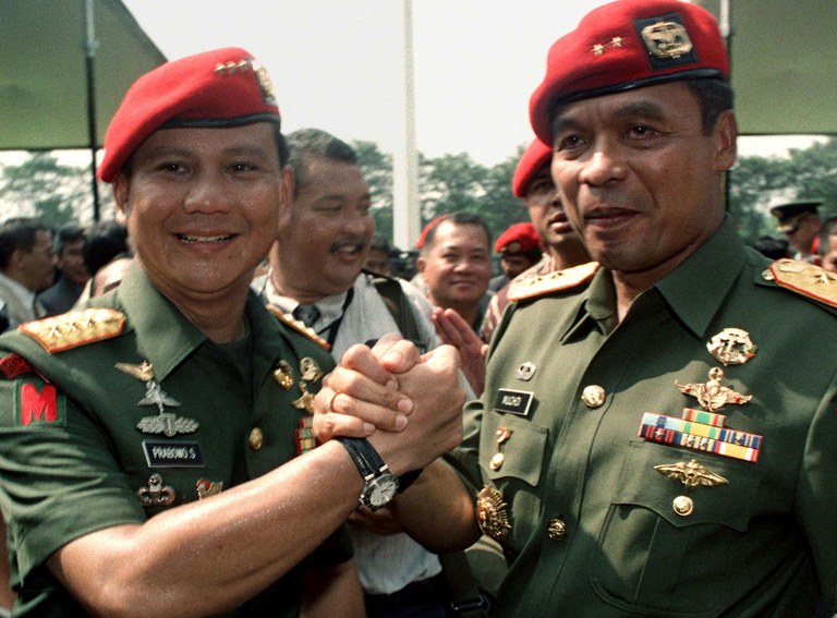 Letjen Prabowo Subianto (kiri) berfoto bersama Mayjen Muchdi Purwopranjono, penggantinya menjadi Komandan Pasukan Khusus (Kopassus) usai upacara serah terima di Jakarta, 28 Maret 1998. [Foto file Reuters]
