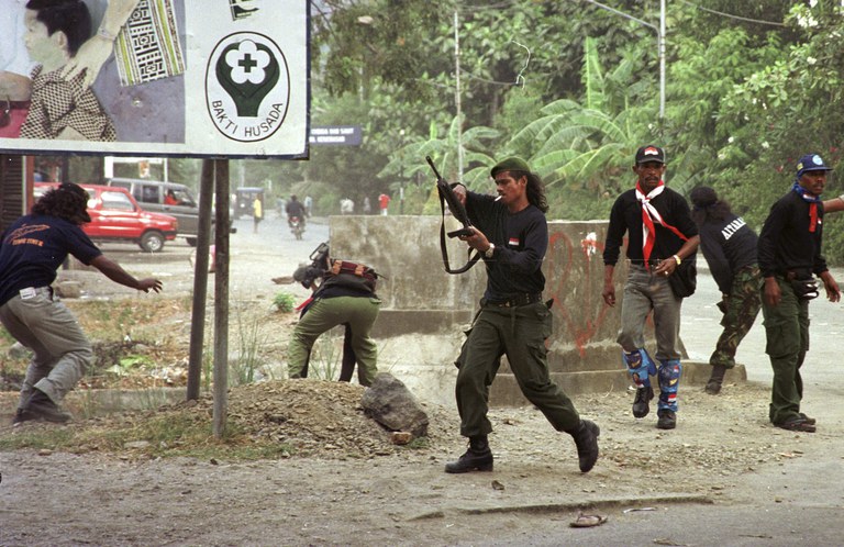 Milisi pro-Indonesia bersiaga di jalanan bersenjatakan senapan ketika terjadi bentrokan dengan pendukung pro-kemerdekaan Timor Timur di ibu kota provinsi Dili, 26 Agustus 1999. [Firdia Lisnawati/AP file foto]