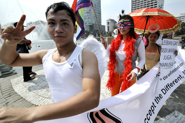 Sejumlah LGBT dan aktivis hak asasi manusia berdemonstrasi menyuarakan hak-hak kelompok minoritas yang terdiskriminasi dalam merayakan Hari International Melawan Homophobia di Jakarta, 17 Mei 2008. [AFP]