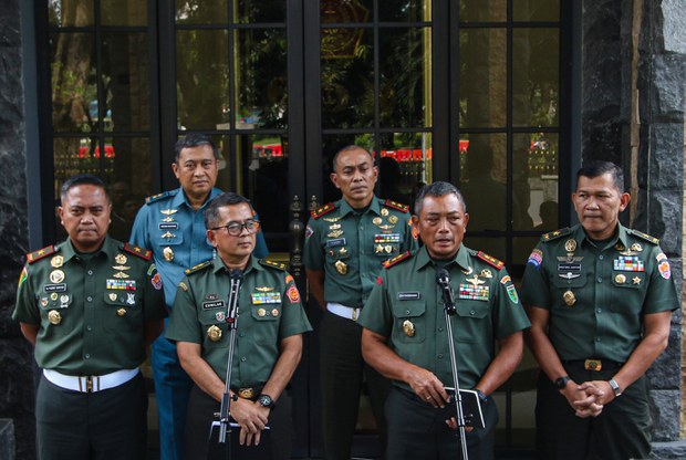 TNI tahan 13 tentara yang diduga menyiksa warga sipil Papua TNI tahan 13 tentara yang diduga menyiksa warga sipil Papua