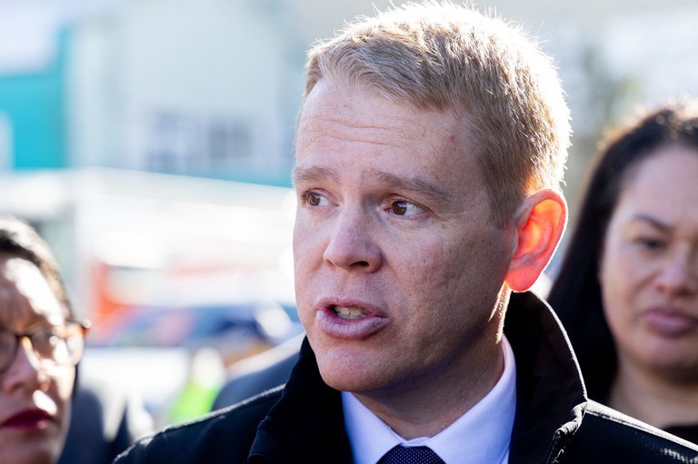 Chris Hipkins, perdana menteri Selandia Baru, berbicara kepada wartawan tentang kebakaran di sebuah gedung asrama di pinggiran Wellington di Newtown yang menewaskan sedikitnya enam orang, 16 Mei 2023. [Marty Melville/AFP]