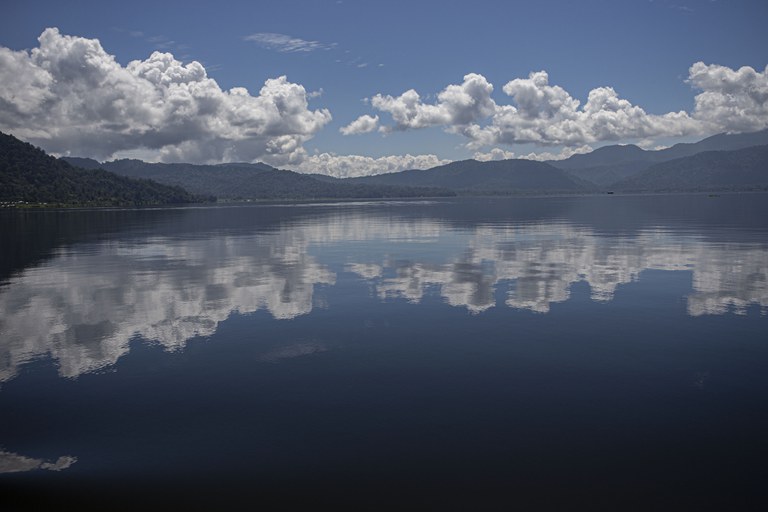 Landscape Danau Lindu terlihat dari atas kapal penyeberangan di Desa Langko, Kecamatan Lindu, Kabupaten Sigi, Sulawesi Tengah, 22 Juni 2023. Danau kedua terbesar di Provinsi Sulawesi Tengah ini masuk dalam kawasan Taman Nasional Lore Lindu, dikelilingi lima desa, yaitu Desa Anca, Tomado, Langko, Puroo, dan Desa Olu. [Taufan Bustan/BenarNews]