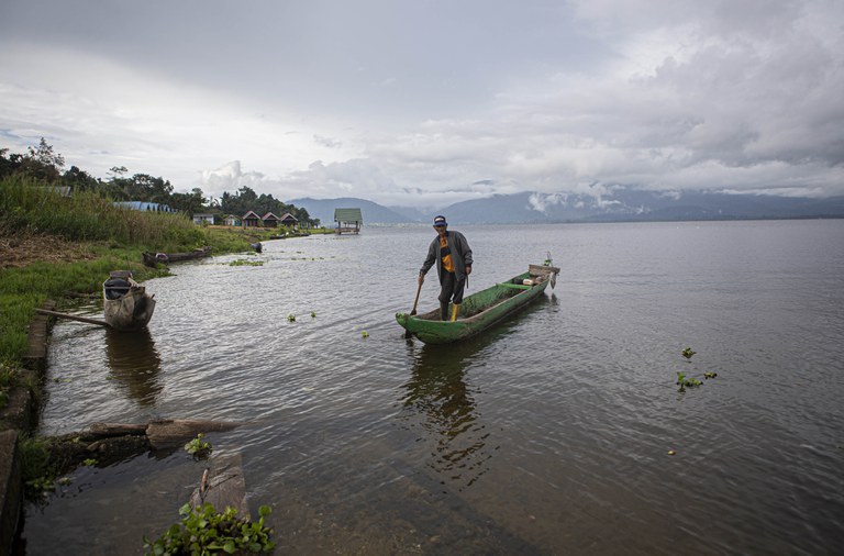 Seorang warga menaiki perahu kayu di Danau Lindu, Desa Tomado, Kecamatan Lindu, Kabupaten Sigi, Sulawesi Tengah, 21 Juni 2023. Selain hutan, majelis adat Lindu juga menjaga kelestarian Danau Lindu dengan aturan-aturan adat. [Taufan Bustan/BenarNews]