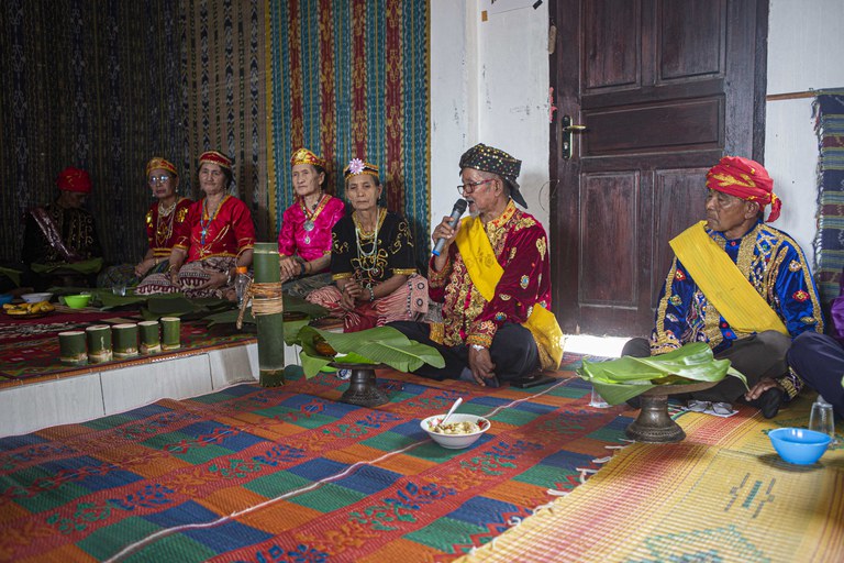 Ketua Majelis Adat Lindu, Nurdin Yabu Lamojudu, memulai prosesi makan adat dan sosialisasi tentang wilayah kawasan hutan adat di Desa Anca, Kecamatan Lindu, Kabupaten Sigi, Sulawesi Tengah, 21 Juni 2023. Dalam sosialisasi itu, ia menegaskan, masyarakat dilarang keras menebang pohon sembarangan atau membuka lahan untuk areal kebun. [Taufan Bustan/BenarNews]