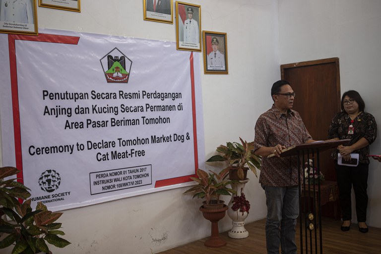 Sekretaris Kota Tomohon, Edwin Roring mengumumkan pelarangan penjualan anjing dan kucing dalam pertemuan bersama perwakilan Humane Society International di kantor Wali Kota Tomohon, 21 Juli 2023. Pelarangan penjualan anjing dan kucing untuk konsumsi di Pasar Beriman Kota Tomohon itu ditegaskan dalam peraturan daerah yang diperkuat dengan instruksi Wali Kota Tomohon. [Taufan Bustan/BenarNews]