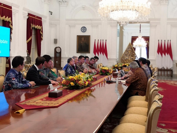 Tony Blair dan Masayoshi Son dalam pertemuan dengan pejabat Indonesia di Istana Merdeka, Jakarta, 28 Februari 2020. [Tia Asmara/BenarNews] 