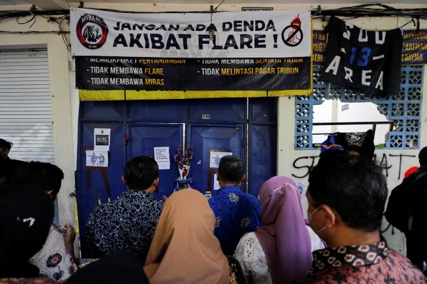 Polri: Pintu sempit membuat orang terhimpit saat berusaha meninggalkan stadion yang berujung tragedi
