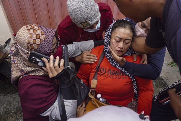 Seratusan orang lebih tewas dalam kerusuhan sepak bola di Malang Seratusan orang lebih tewas dalam kerusuhan sepak bola di Malang