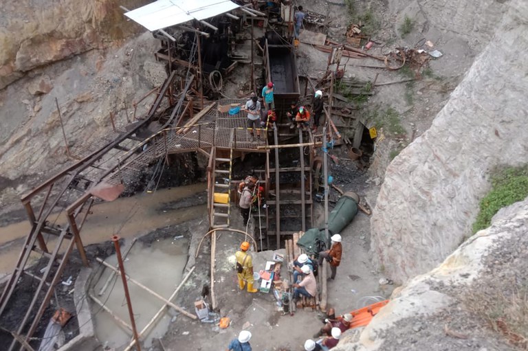 Tim pencari menunggu di pintu masuk tambang batu bara dalam upaya menyelamatkan korban ledakan di tambang batubara Sawahlunto, Sumatra Barat, pada 9 Desember 2022. Sejumlah pekerja tambang tewas dalam ledakan tersebut. [Devanya Zianisa/AP]