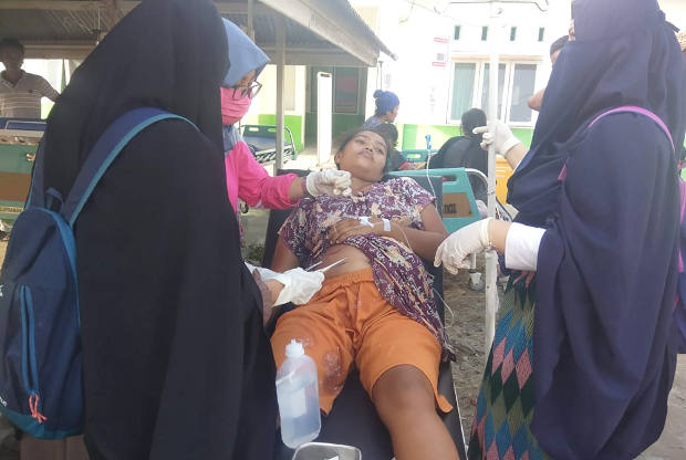 Seorang korban gempa bumi sedang diobati di di Kabupaten Donggala, Sulawesi Tengah, 28 September 2018. Dok. BNPB