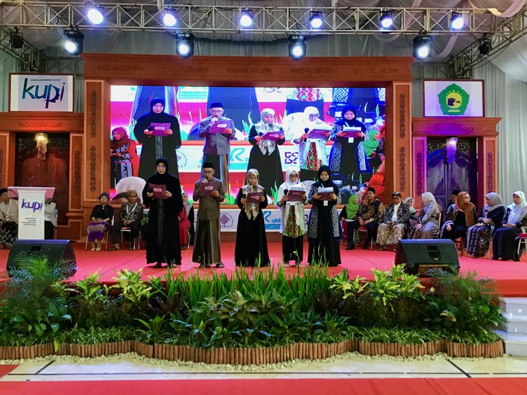 Perwakilan peserta KUPI II membacakan sejumlah fatwa hasil kongres di antaranya tentang kepemimpinan perempuan dalam melindungi bangsa dari ideologi intoleran dan penganjur kekerasan, perlindungan jiwa perempuan dari kehamilan akibat perkosaan, dan perlawanan atas pemaksaan perkawinan terutama bagi perempuan dan anak-anak, pada penutupan kongres di Pondok Pesantren Hasyim Asy'ari di Bangsri, Jepara, Jawa Tengah, 26 November 2022.  [Ismira Lutfia Tisnadibrata/BenarNews]