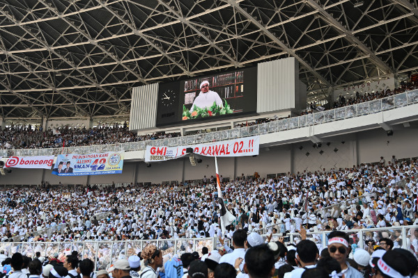 Video ustad Rizieq Shihab, ketua kelompok garis keras Front Pembela Islam, ditayangkan saat kampanye akbar calon presiden Prabowo Subianto di Stadion Gelora Bung karno, di Jakarta, 7 April 2019. (AP) 