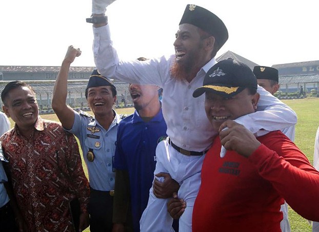 Sejumlah aparat penegak hukum menjunjung narapidana terorisme Umar Patek setelah ia ikut sebagai petugas upacara memperingati Hari Kebangkitan Nasional di sebuah lembaga pemasyarakatan Surabaya, Jawa Timur, 20 Mei 2018. [BenarNews]