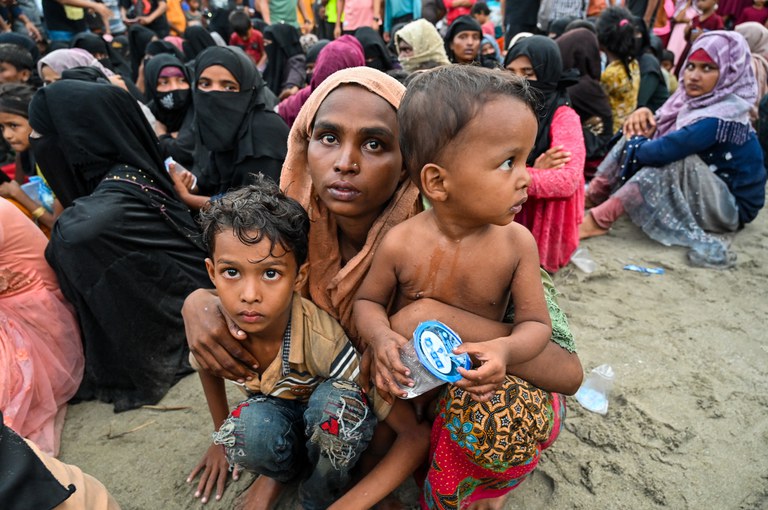 Pengungsi Rohingya menunggu untuk dipindahkan ke tempat penampungan di Pantai Batee, provinsi Aceh, 15 November 2023. Setidaknya 147 pengungsi Rohingya mendarat di Aceh pada hari itu, kata seorang pejabat setempat, sehari setelah hampir 200 pengungsi lainnya mendarat di daerah yang sama. [Chaideer Mahyuddin/AFP]