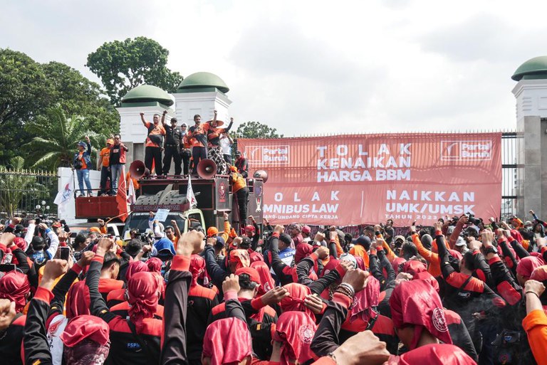 Anggota serikat pekerja melakukan aksi protes menolak kenaikan harga bahan bakar di luar gedung DPR di Jakarta, pada Selasa, 6 September 2022. [Joan Tanamal/BenarNews]