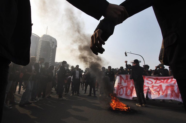 Sebagian dari ratusan mahasiswa yang menggelar aksi unjuk rasa memprotes kenaikan harga BBM di dekat Istana Negara di Jakarta, pada 5 September 2022. [Eko Siswono Toyudho/BenarNews]