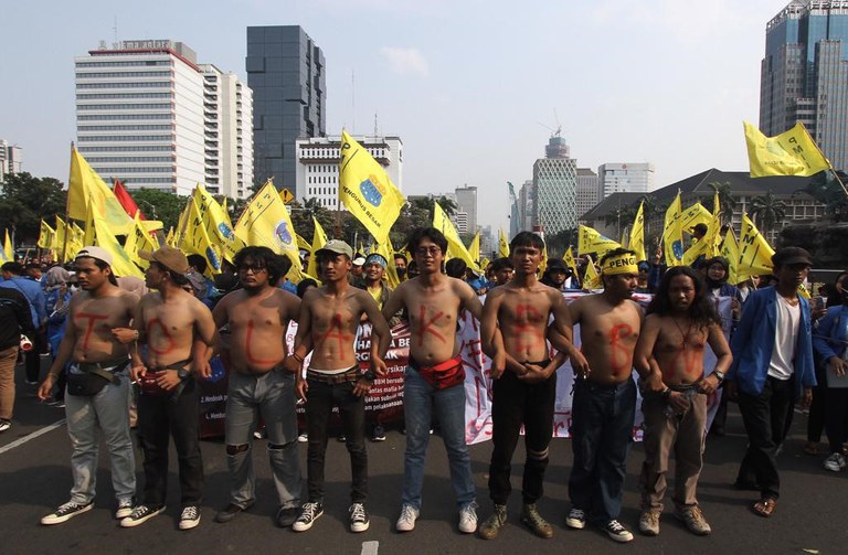 Para mahasiswa melakukan unjuk rasa di dekat Istana Negara di Jakarta untuk mengecam kenaikan harga BBM, 5 September 2022. [Eko Siswono Toyudho/BenarNews]