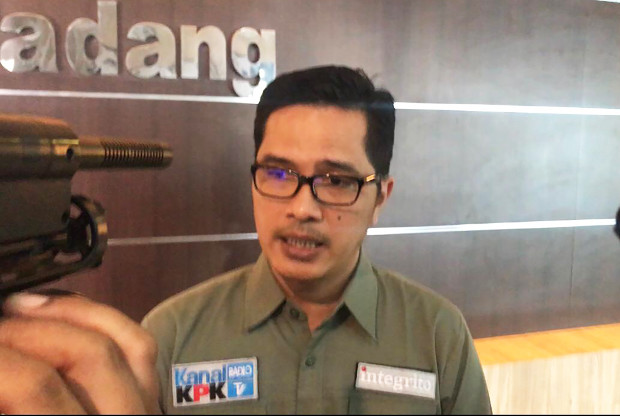 Juru bicara KPK, Febri Diansyah berbicara kepada wartawan di Padang, Sumatra Barat, 17 Oktober 2019. (M.Sulthan Azzam/BeritaBenar)