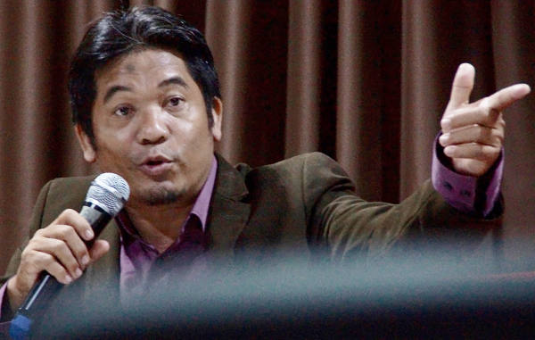 Aktivis Lingkar Madani, Ray Rangkuti, memberikan keterangan terkait pengesahan UU MD3 di Jakarta, 13 Februari 2018. (Arie Firdaus/BeritaBenar)