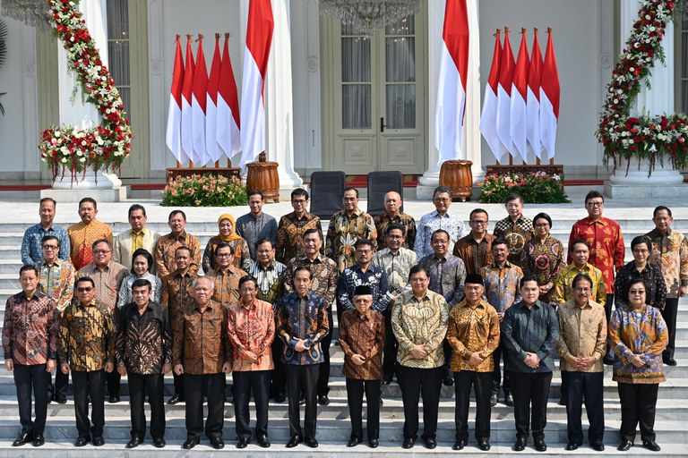 Presiden Indonesia Joko Widodo (barisan depan ke-6 dari kiri) dan Wakil Presiden Ma'ruf Amin (barisan depan ke-6 dari kanan) berpose bersama anggota kabinetnya di tangga Istana Merdeka di Jakarta pada 23 Oktober 2019. [Adek Berry/AFP]