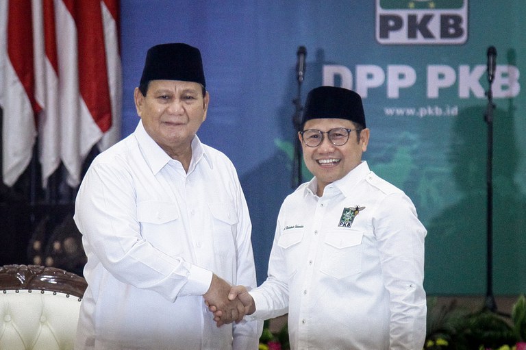 Presiden terpilih Indonesia Prabowo Subianto (kiri) dan Muhaimin Iskandar, mantan calon wakil presiden dan ketua Partai Kebangkitan Bangsa (PKB), berjabat tangan di Jakarta pada 24 April 2024. [AFP]