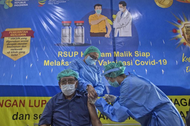 Izin BPOM Keluar, Vaksinasi COVID-19 Kini Prioritaskan Lansia Izin BPOM Keluar, Vaksinasi COVID-19 Kini Prioritaskan Lansia