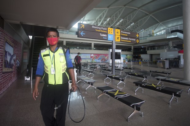 Antisipasi Varian Baru COVID-19, Indonesia Larang Kedatangan WNA 11 Negara
