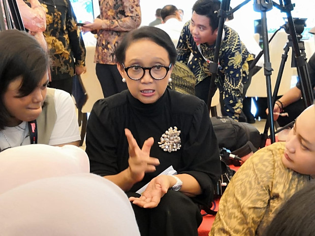 Menteri Luar Negeri, Retno Marsudi saat berbincang santai dengan wartawan usai acara penyambutan tim dari Natuna di Kementerian Luar Negeri, di Jakarta, Selasa, 18 Februari 2020. (Tia Asmara/Benarnews)