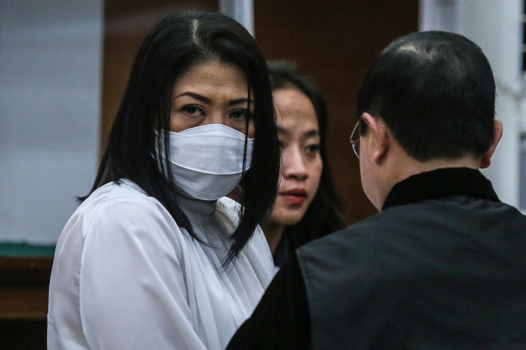 Putri Candrawathi, istri Ferdy Sambo, menghadiri persidangannya di Pengadilan Negeri Jakarta Selatan di Jakarta pada 13 Februari 2023. Putri dijatuhi hukuman 20 tahun penjara atas kasus pembunuhan Brigadir Nopriansyah Yosua Hutabarat. [Aditya Aji/AFP]